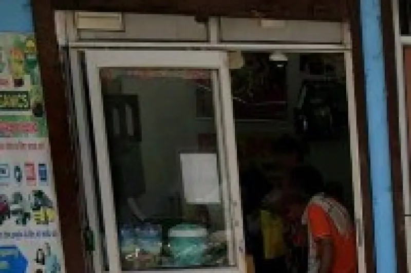 18 gaj shop in gudh mandi on road